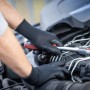 Schwarze LUX PU Arbeitshandschuhe Gr. 10 beim Arbeiten an einem Motor.