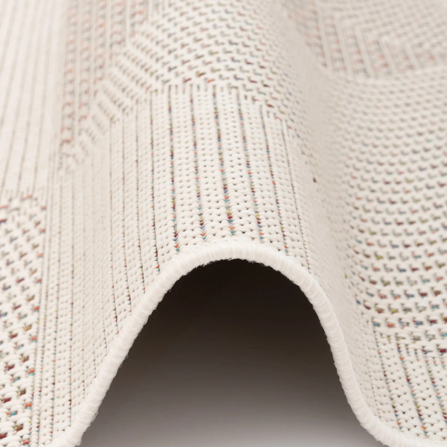 Detailaufnahme: Bunter Pergamon In & Outdoor Teppich Campus mit Rautenmuster, 80x150cm.