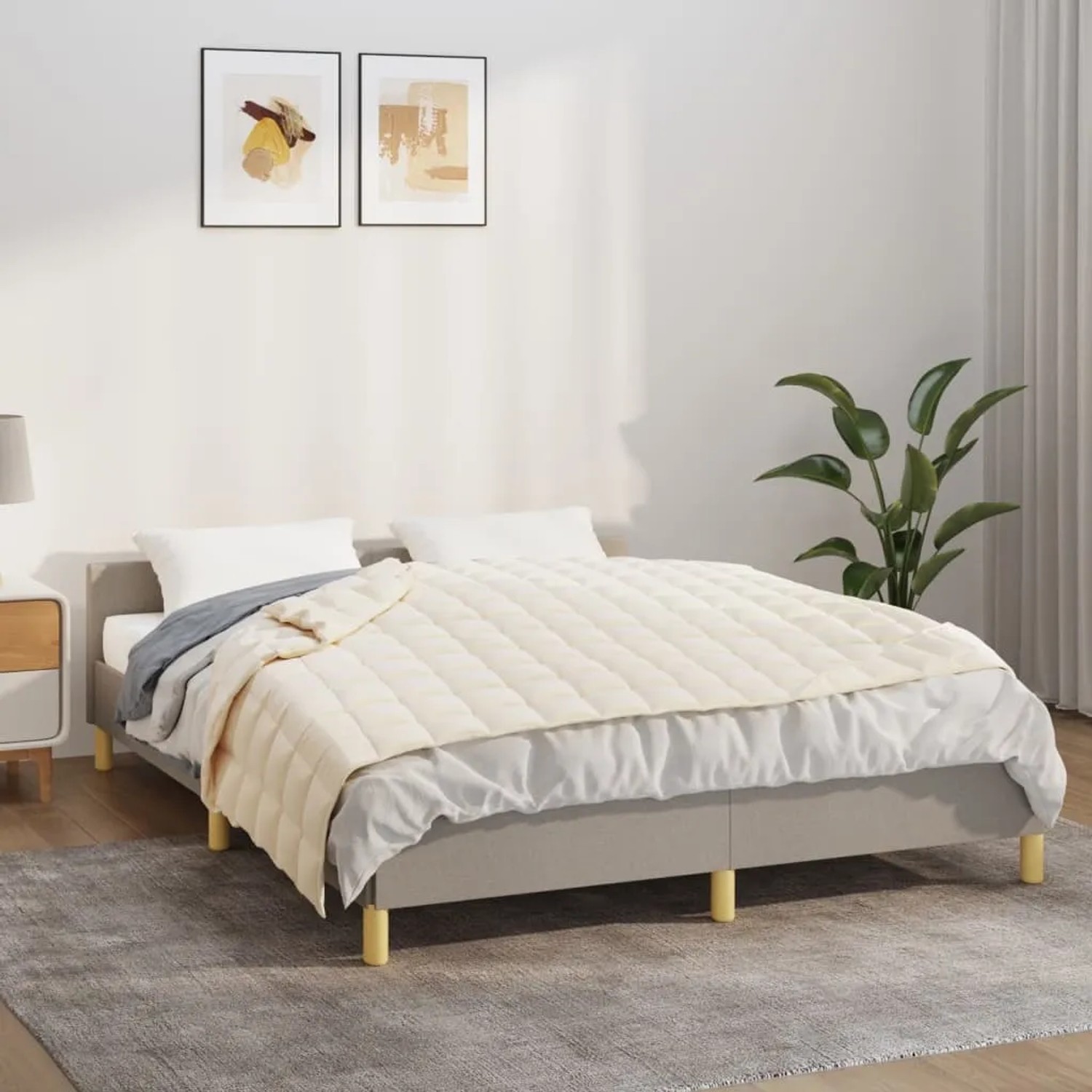 Hellcremefarbene vidaXL Gewichtsdecke (135x200 cm, 10 kg) auf einem Bett im Schlafzimmer.