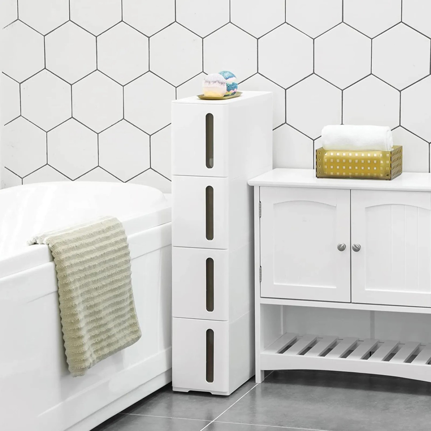 Songmics Nischenregal mit 4 Schubladen und Rollen in Weiß-Braun im Badezimmer.