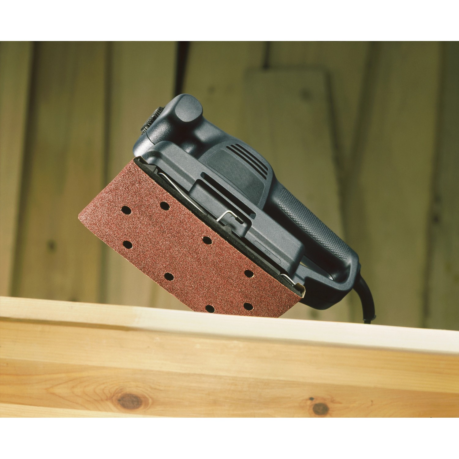 LUX Schleifstreifen K80 auf einem Mausschleifer beim Schleifen von Holz.