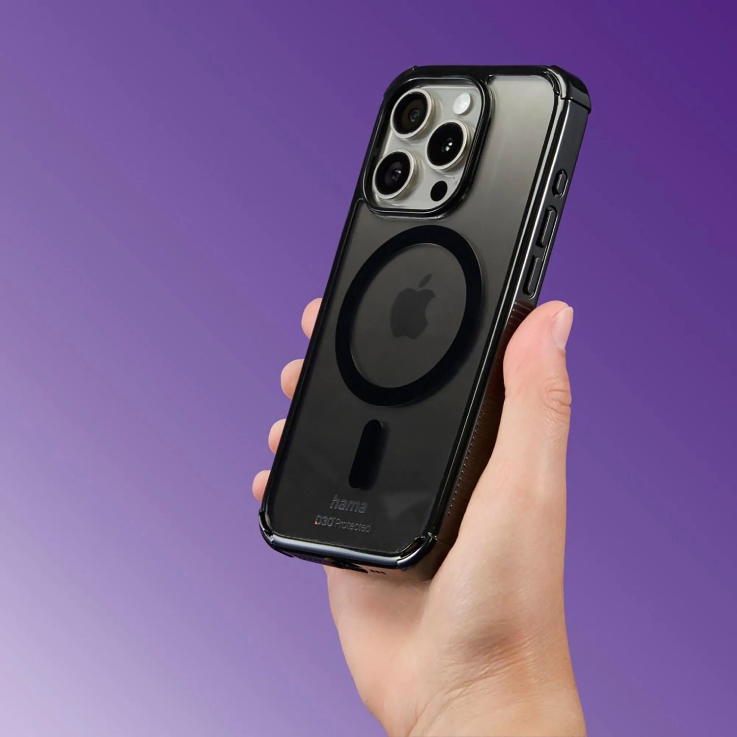 Schwarze Hama Handyhülle Extreme Protect für iPhone 16 Pro, magnetisch, D3O-Schutz, in Hand gehalten.
