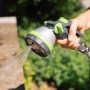 Geka Multibrause Plus 5S Grau in Aktion: Hand hält Gartenspritze mit Wasserstrahl.