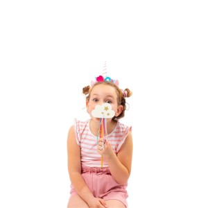 Mädchen mit selbstgenähtem Einhorn-Haarreif und Zauberstab. MyMandarine Kostüm-Set zum Nähen für Kinder.