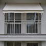 Beige Angerer Klemmmarkise Style, 150x150 cm, montiert auf einem Balkon.