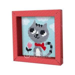MyMandarine Kreuzstich Katze im roten Rahmen. Graue Katze mit roter Schleife, pinker Blume auf blauem Hintergrund. Kreativset.