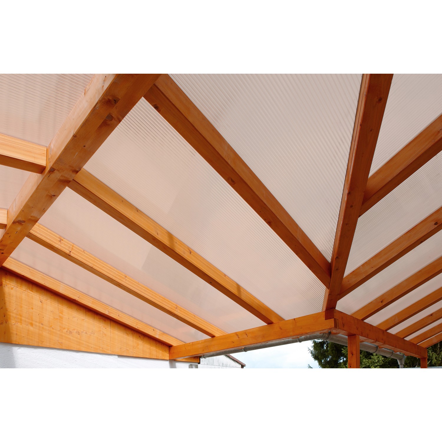 Bronzefarbene Hohlkammerplatte (16 mm) als Terrassenüberdachung auf Holzkonstruktion.