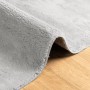 Grauer, weicher Kurzflor Teppich HUARTE, 80x250 cm, mit flauschiger Textur und rutschfester Rückseite auf Holz.