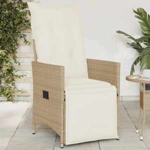 Beiger vidaXL Gartensessel aus Poly Rattan mit verstellbarer Rückenlehne und Fußstütze, cremeweiße Kissen, auf Terrasse.