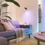 WIZ LED-Deckenleuchte Imageo, 1er-Spot, Schwarz, im Wohnraum mit farbiger Beleuchtung.