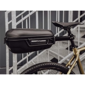 Schwarze Force Sattel Koffer Hartschale Crust XL Fahrradtasche mit Halterung am Fahrrad.