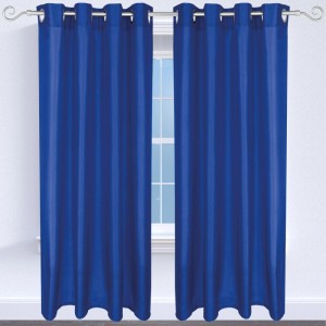 2er-Pack blickdichte, blaue Gardinen mit Ösen, 140x145 cm, vor Fenster.