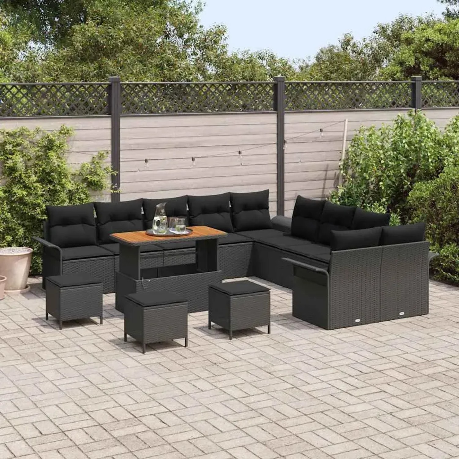 Schwarzes 14-tlg. vidaXL Garten-Sofa-Set aus Poly Rattan mit Tisch und Hockern.
