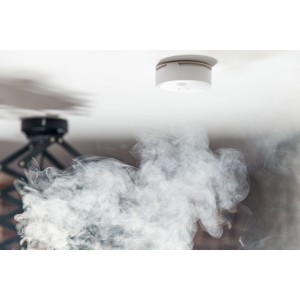 Weißer Shelly Rauchmelder Plus an der Decke mit Rauch, für Hausautomation.