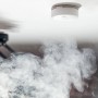 Weißer Shelly Rauchmelder Plus an der Decke mit Rauch, für Hausautomation.