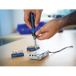 LUX Schraubendreher-Set, 31-teilig, im Einsatz beim Reparieren eines Geräts, Bits in Halterungen.