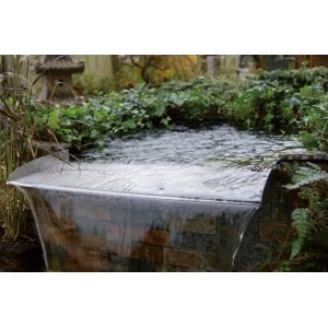 Ubbink Überlauf-Element Brisbane 60 cm aus Edelstahl im Gartenteich.