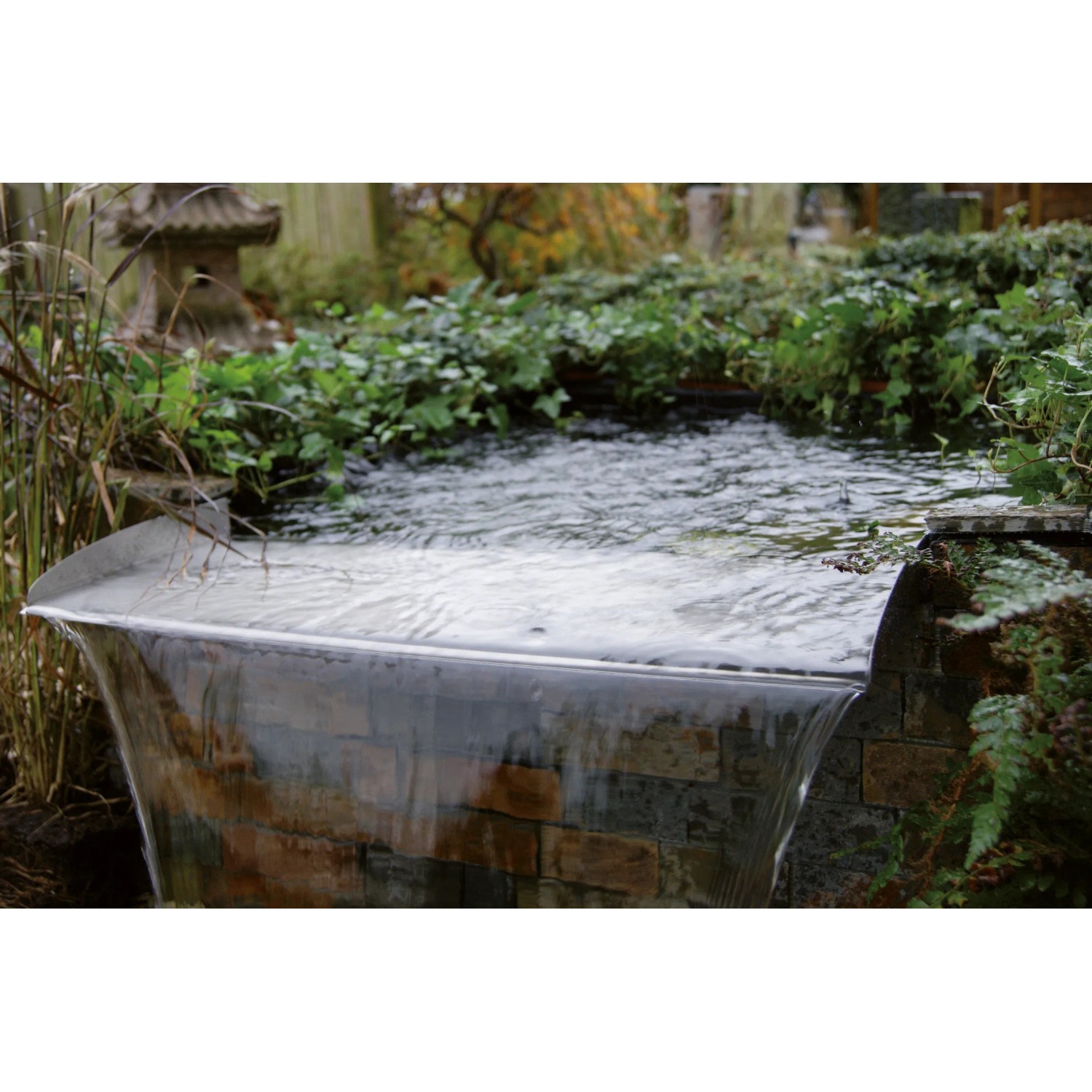 Ubbink Überlauf-Element Brisbane 60 cm aus Edelstahl im Gartenteich.