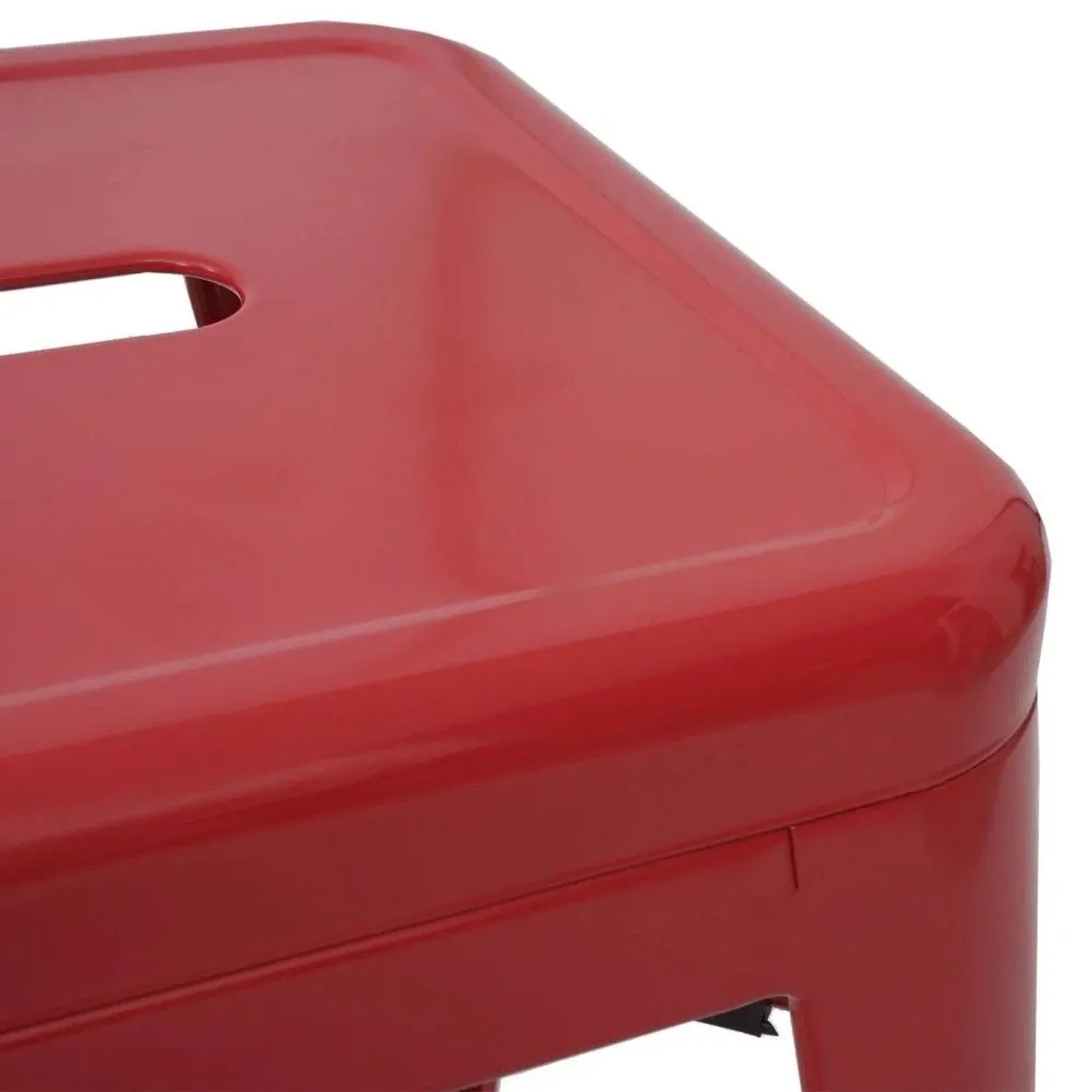 Roter Barhocker-Sitz aus glänzendem Metall mit abgerundeter Ecke und praktischer Trageöffnung.