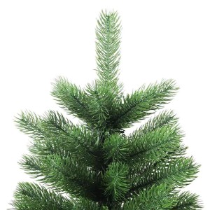 Grüner künstlicher Weihnachtsbaum mit naturgetreuen PE-Nadeln. Detail der dichten Zweige für festliche Dekoration.