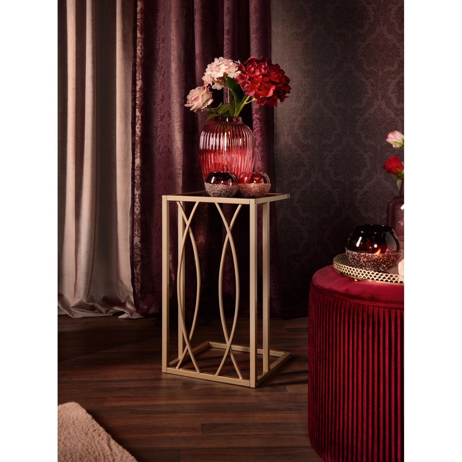 Eckiger Beistelltisch Blush Bordeaux, 54x30x30 cm, Goldgestell, mit Deko.