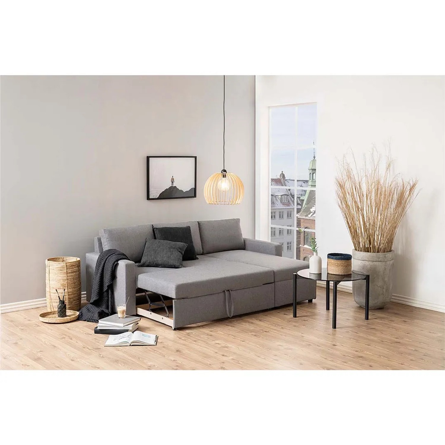 Hellgraues ebuy24 Schlafsofa Sander mit Ottomane, Auszug und Stauraum im Wohnzimmer.