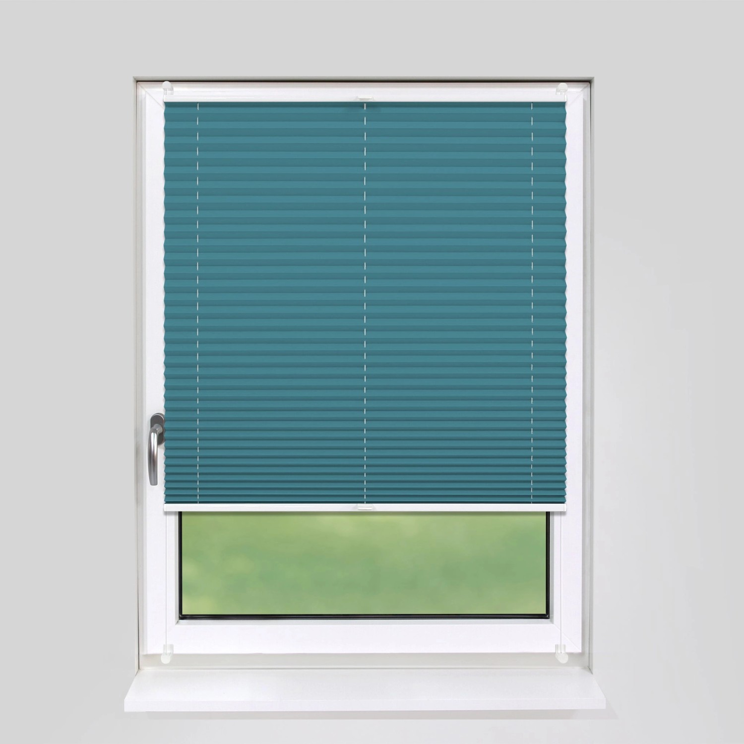 Petrolfarbenes Plissee 95x210 cm am Fenster, blickdicht, ohne Bohren mit Klemmfix montiert.