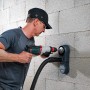 Wolfcraft Absaugsystem HSD 68/100 im Einsatz mit Bohrmaschine an einer Wand.