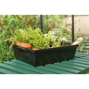 Schwarze Pergart Pflanzwanne aus galvanisiertem Stahl mit Pflanzen und Gartenschaufel.