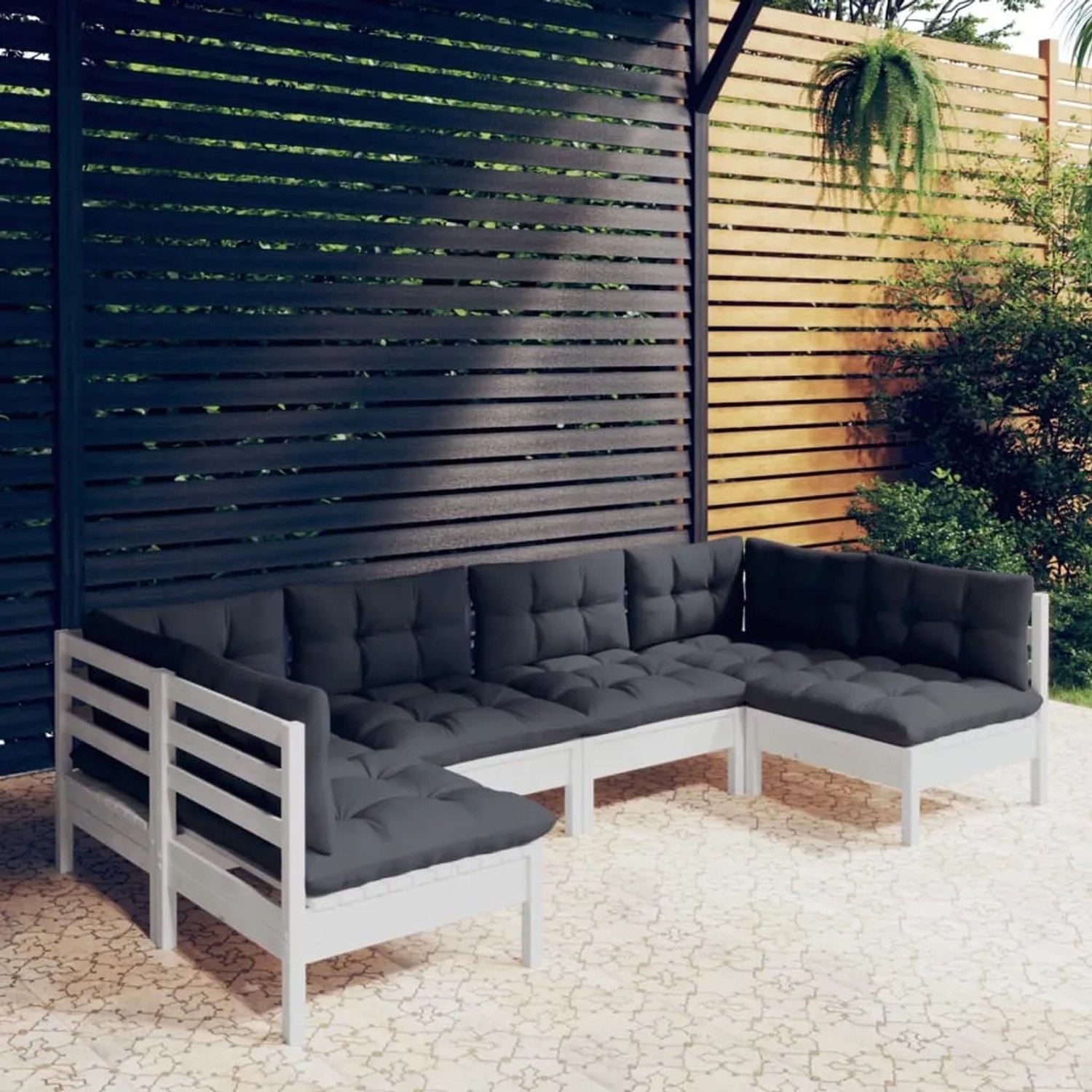 Weißes 6-tlg. Garten-Lounge-Set aus Kiefernholz mit anthrazitfarbenen Kissen.