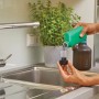 Gardena EasyPump Pumpsprüher 1 l beim Befüllen mit Flüssigkeit in der Küche.