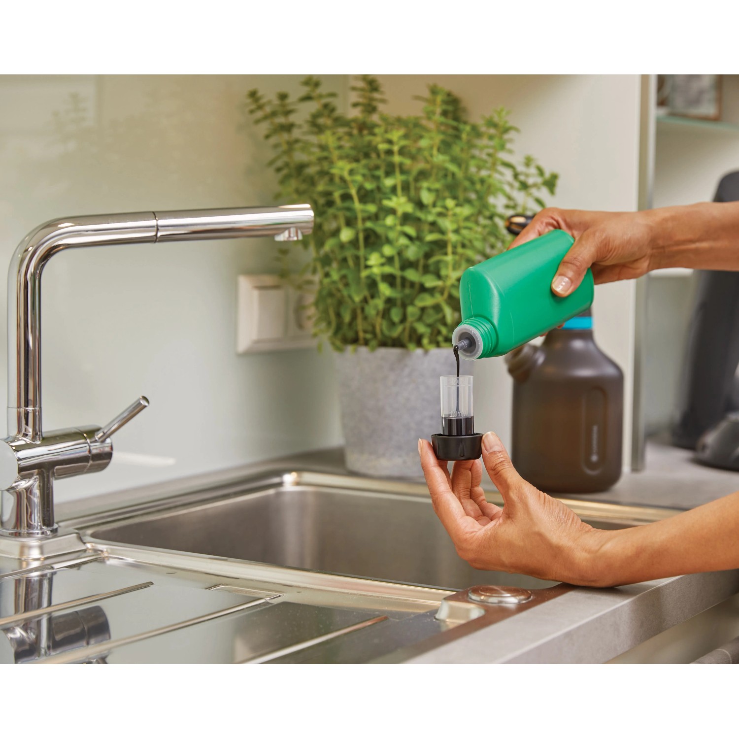 Gardena EasyPump Pumpsprüher 1 l beim Befüllen mit Flüssigkeit in der Küche.