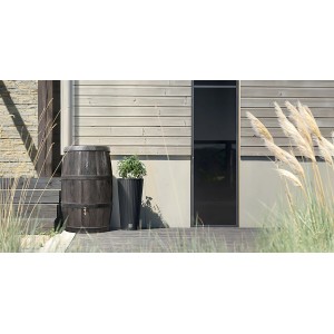 Arves Regentonne Burgund 500 l dunkelbraun in Holzoptik vor Hauswand.
