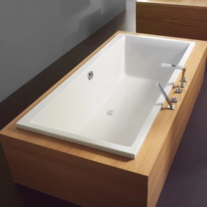 Rechteckige, weiße Acryl-Badewanne Steinkamp Life, 190x90 cm, eingebaut in Holzverkleidung.