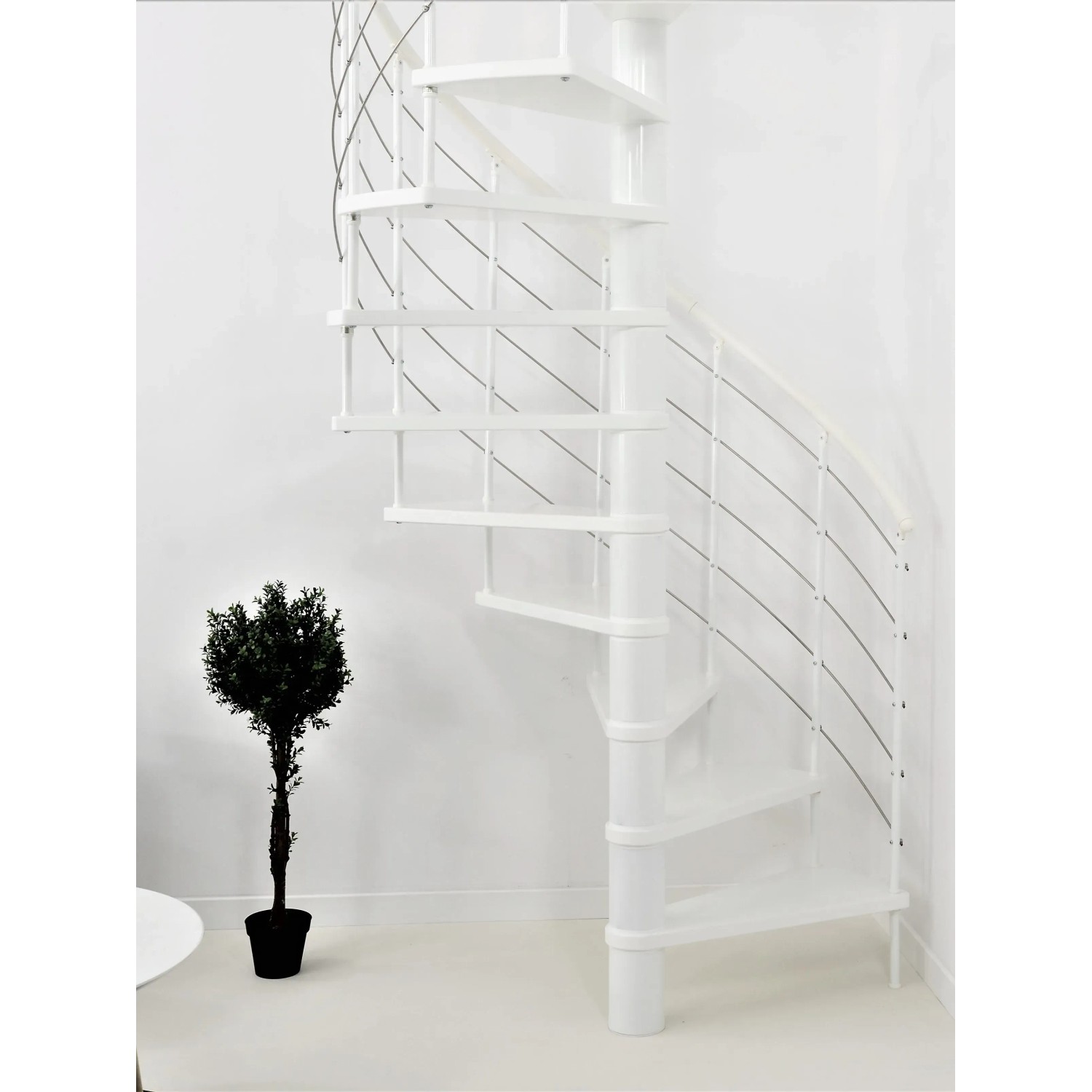 Weiße Minka Spindeltreppe Venezia, Ø 120 cm, aus Holz und Metall. Innentreppe mit Edelstahlgeländer.