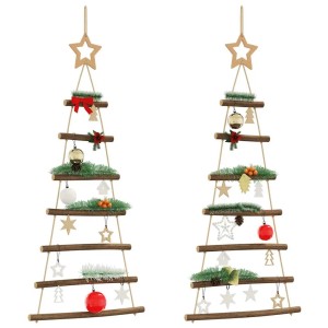 Set aus 2 hängenden Weihnachtsbäumen aus Naturholz mit Sternen, geschmückt mit Kugeln und Girlanden.
