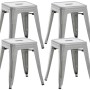 Vier silberne Metallhocker Armin mit quadratischer Sitzfläche, stapelbar. Robustes Design für Zuhause.