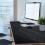 Schwarze Tulup Schreibtischunterlage "Schwarzer Sand" (120x60 cm) auf einem Schreibtisch mit PC.