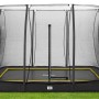 Schwarzes Salta Comfort Edition Bodentrampolin (305x214 cm) mit Sicherheitsnetz im Garten.