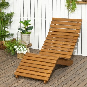Outsunny Sonnenliege aus braunem Massivholz mit geschwungenem Design auf Holzterrasse. Ergonomische Gartenliege.