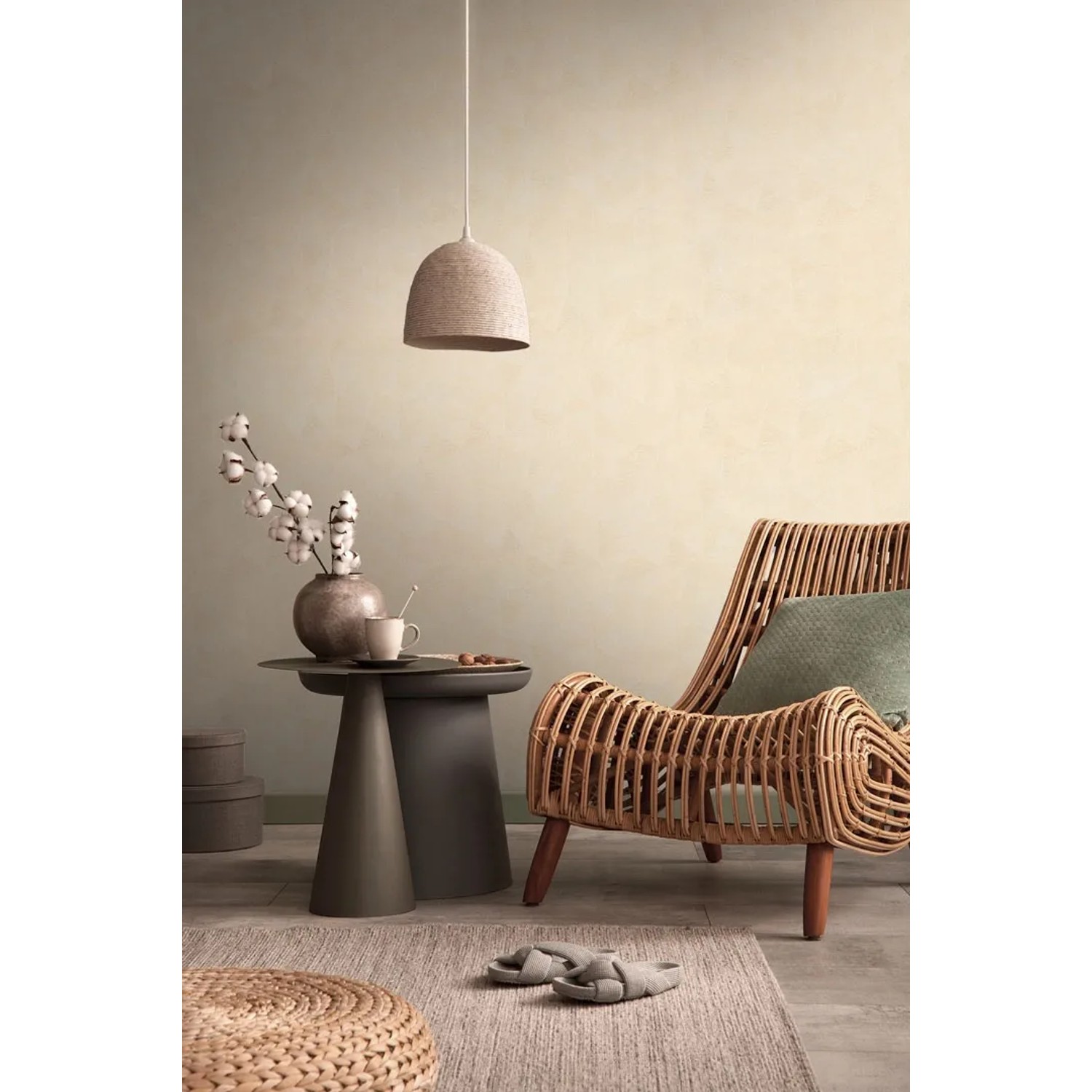 Beige AS-Creation Vliestapete mit grafischer Struktur im Raum mit Lampe und Rattansessel.