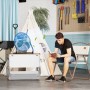 HOMCOM Retro Tischventilator im Einsatz: Mann liest entspannt im Raum mit dem blauen Ventilator.