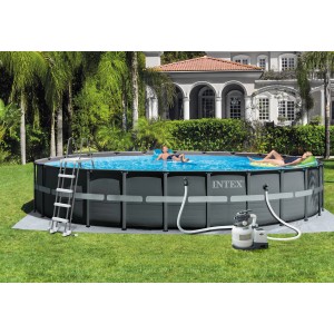 Intex Frame Pool-Set Ultra Rondo XTR, Ø 732 cm, mit Leiter, Filteranlage und Badegästen im Garten.