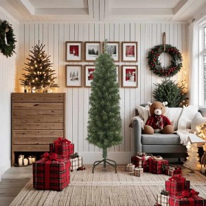 Grüner, schlanker künstlicher Weihnachtsbaum 180 cm mit Ständer in festlich dekoriertem Wohnzimmer.