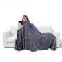 Frau kuschelt in anthrazitfarbener Bestgoodies Mikrofaser Decke (150x200 cm) auf Sofa.