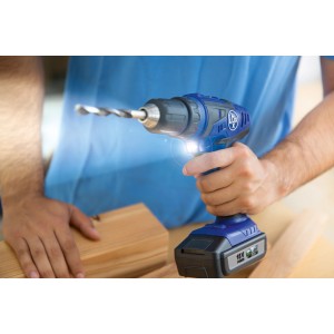 LUX Akkuschrauber ABS-18 Li Solo in Aktion, blau, mit Bohrer. Akkuschrauber für Schraubarbeiten.