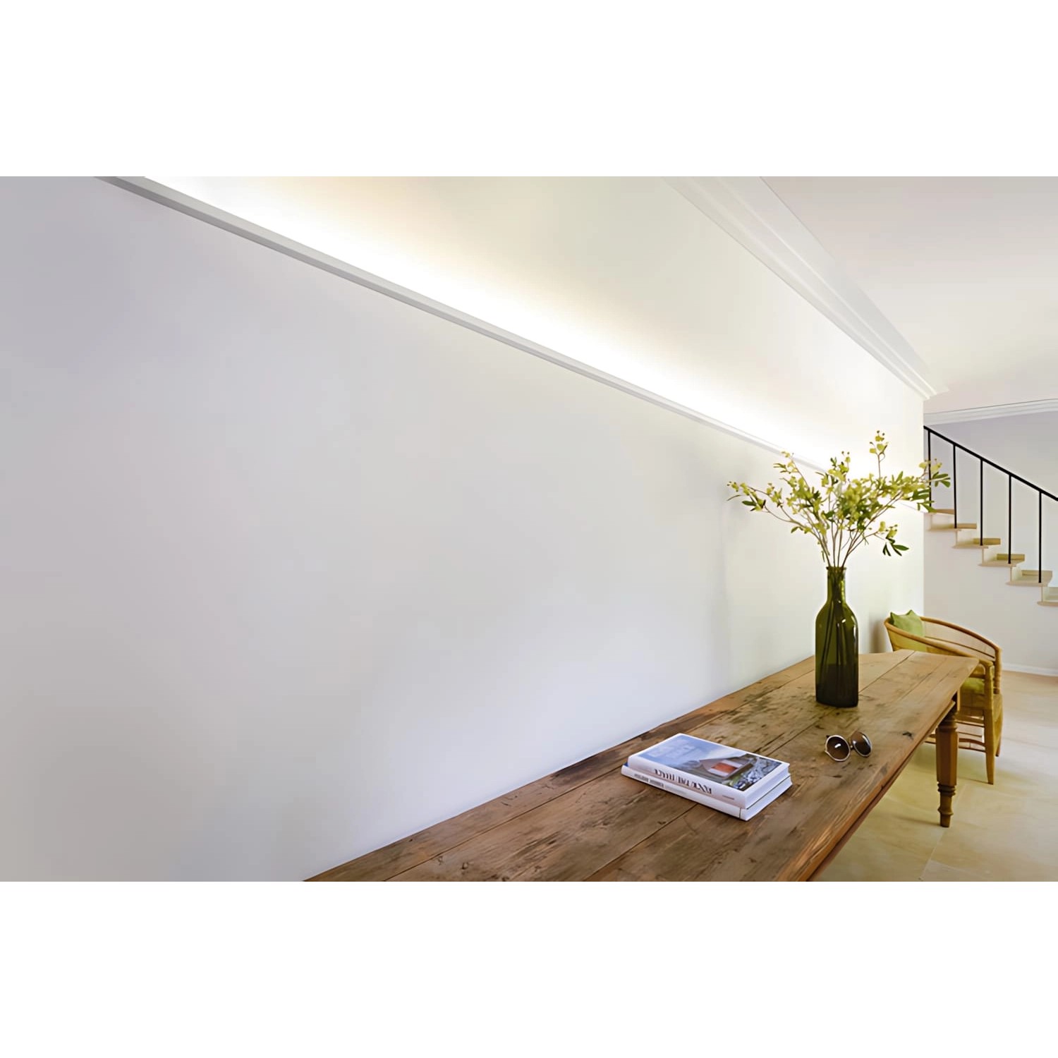 Weiße ORAC DECOR C396 Eckleiste für indirekte Beleuchtung an Wand montiert.