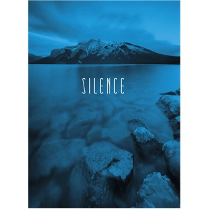 Komar Wandbild Word Lake Blue (30x40 cm) mit Bergsee-Motiv und dem Wort 'Silence'.