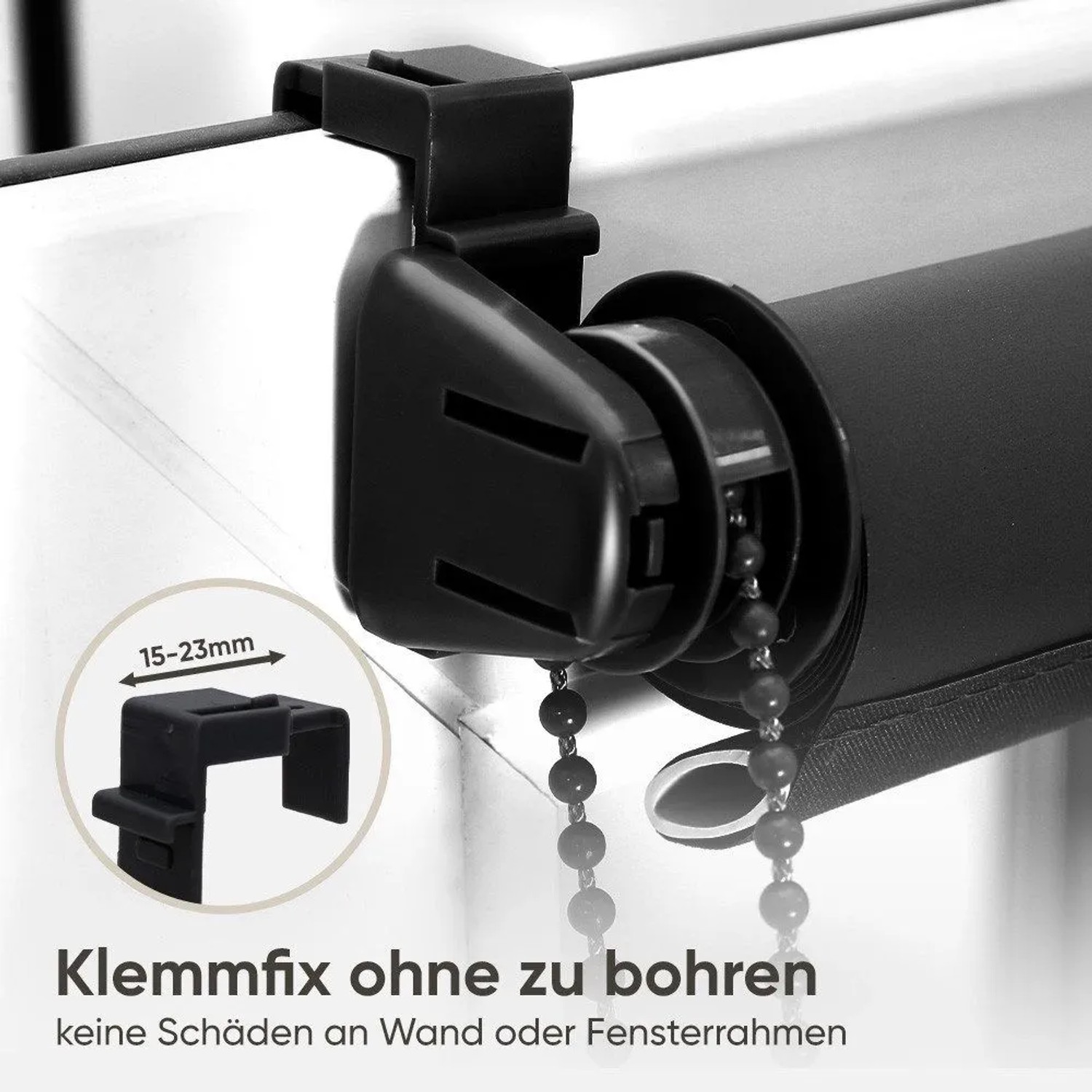 Detailaufnahme: Schwarzes Seitenzugrollo mit Klemmträger am Fensterrahmen.