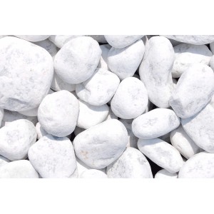 Nahaufnahme von weißen Marmor Zierkieseln (60-100mm) Carrara, ideal für Garten- und Landschaftsbau.